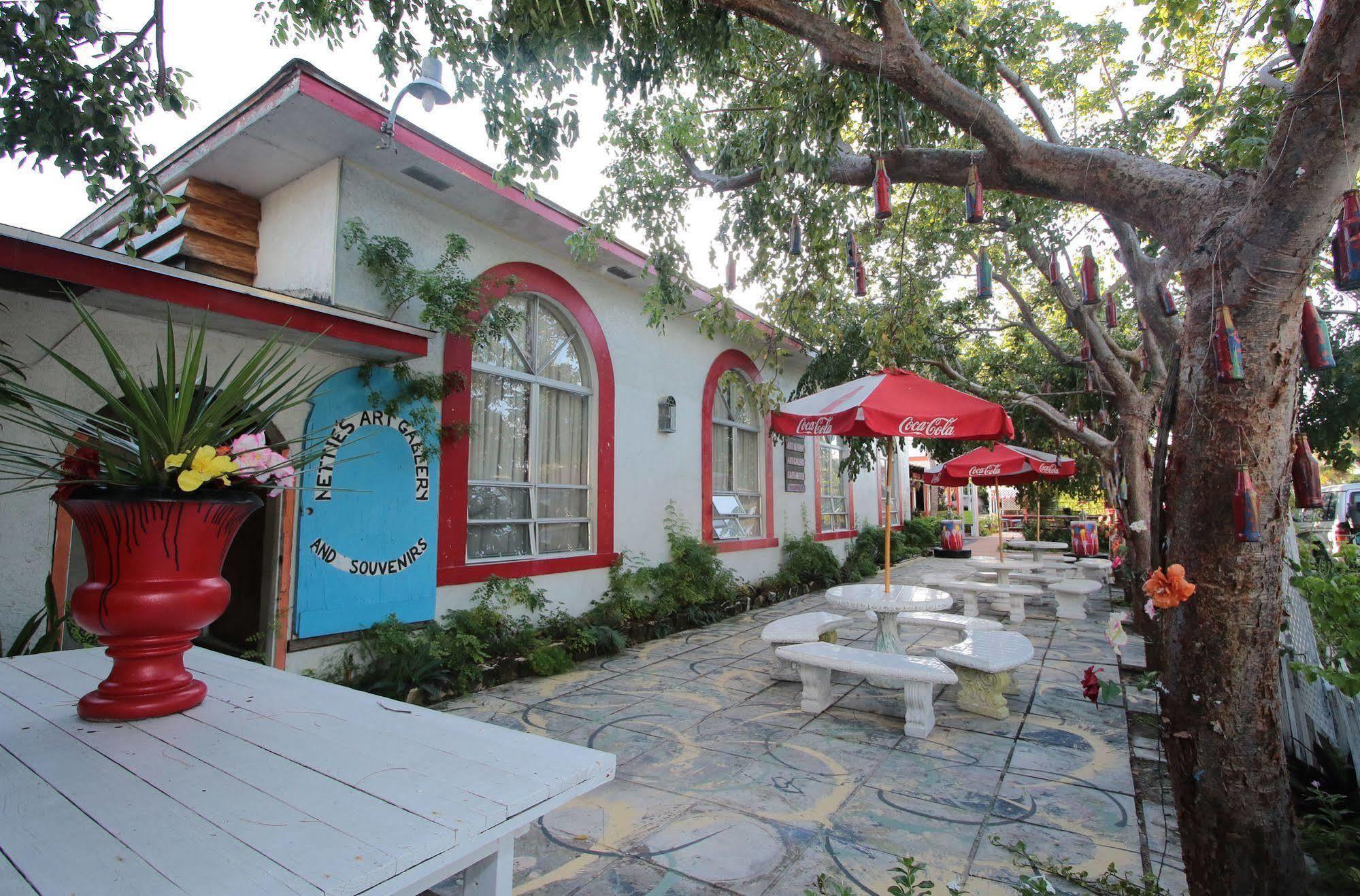Nettie'S Different Of Nassau Casuarina'S Hotel Exterior foto